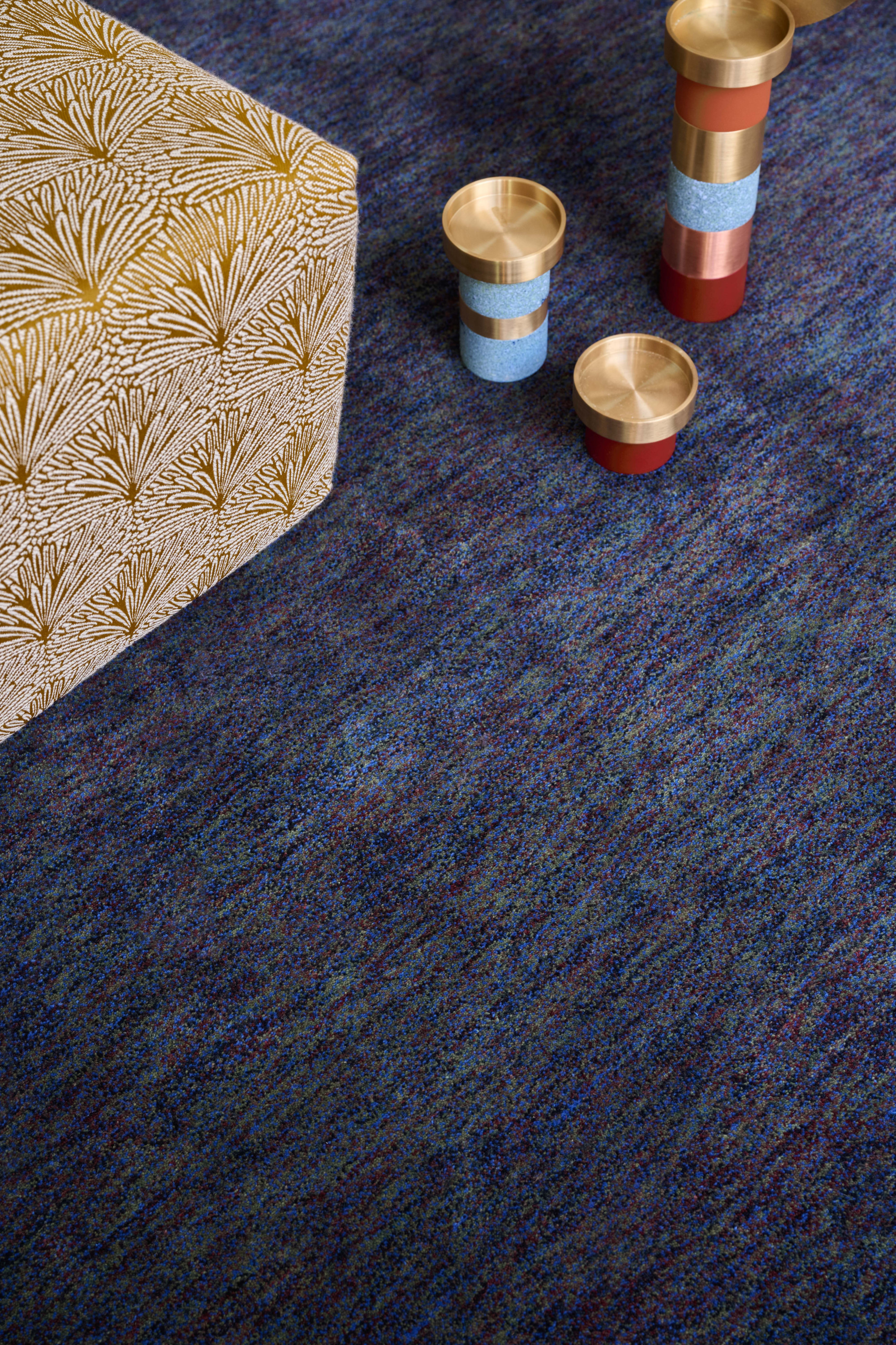 Fauteuil Duvivier Canapés 3247-02 DATTIER col. Mordoré, Tapis 6608-02 HAMADA col. Basalte.