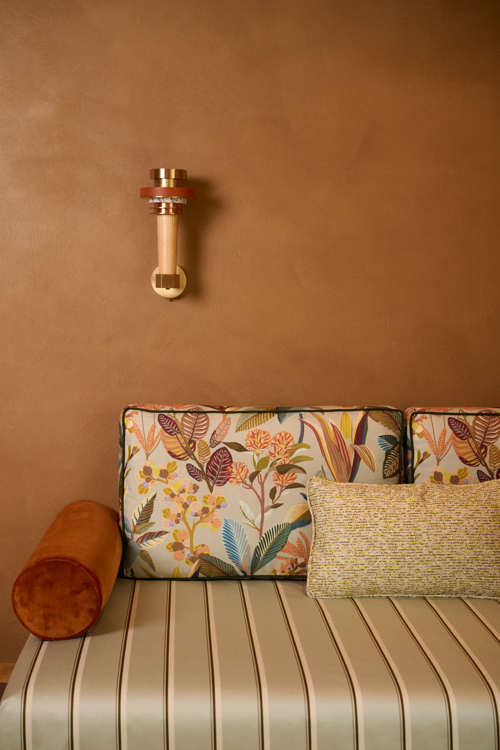 Coussins 3246-02 L’OASIS col. Céladon, 3249-01 SORGHO col. Bergamotte, 0324-45 NABAB col. Alezan, 3251-08 ACACIA col. Céladon.