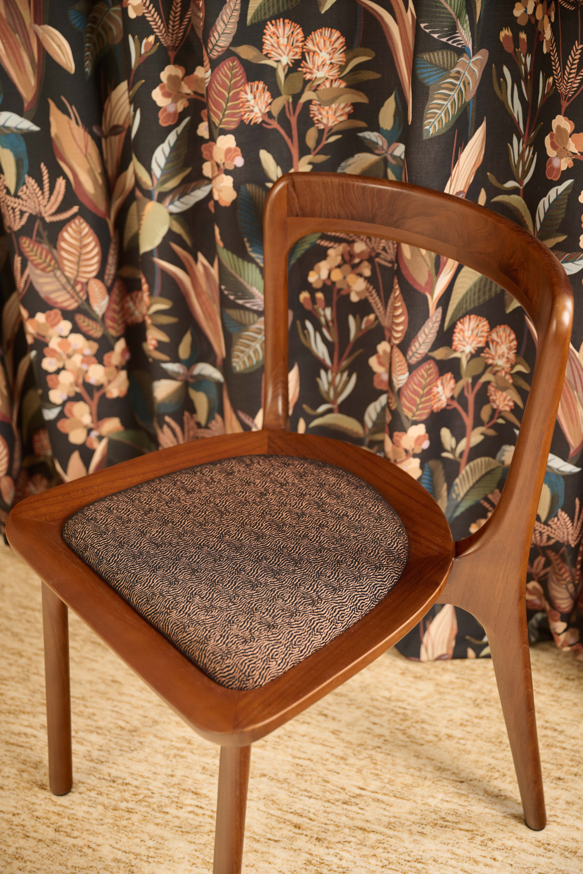 Rideau 3246-03 L’OASIS col. Écorce, Chaise Maison Saman 3242-01 SUKKARI col. Savane, Tapis 6608-01 HAMADA col. Calcaire.