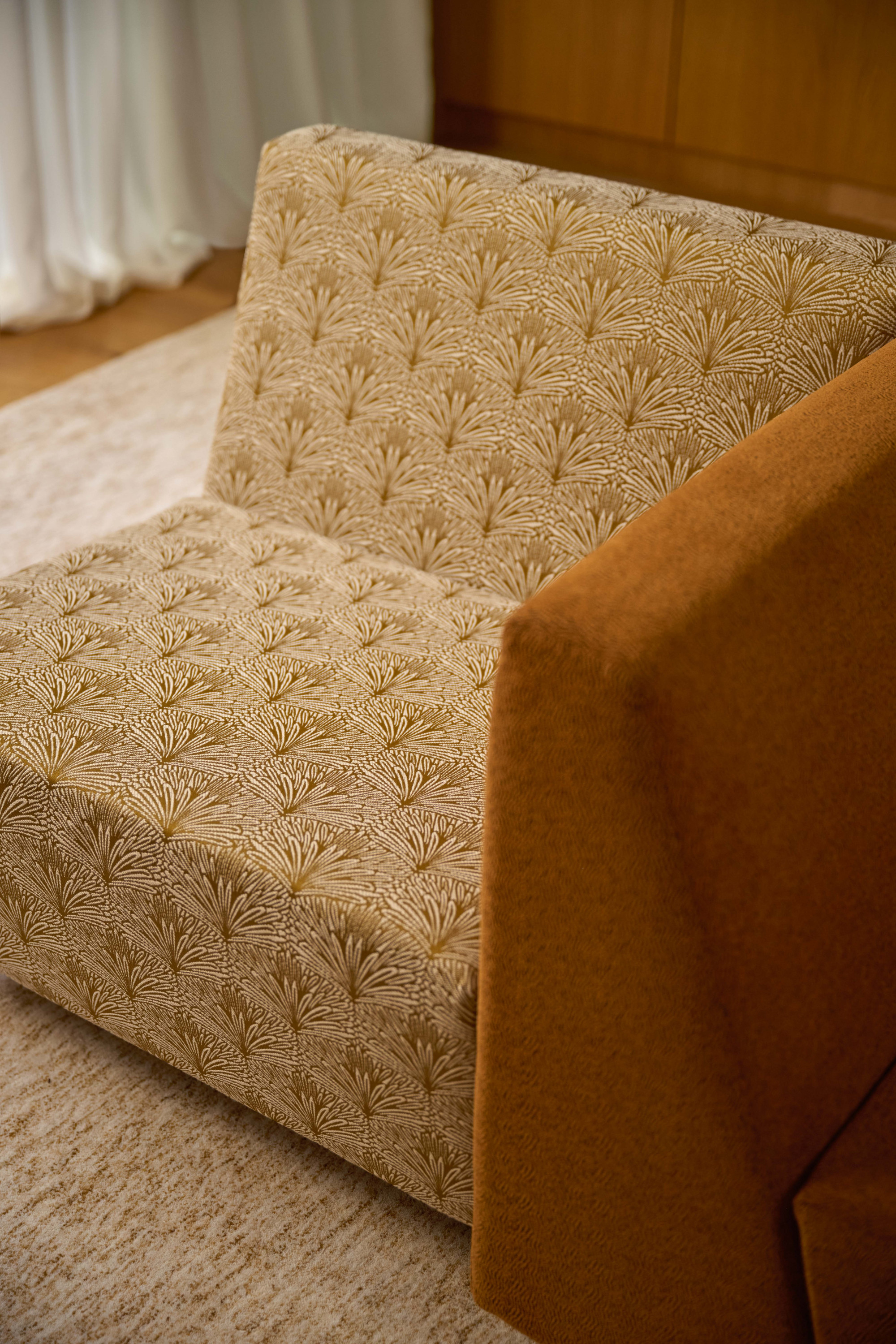 Fauteuils Duvivier Canapés 3247-02 DATTIER col. Mordoré, 3242-03 SUKKARI col. Curry, 3249-11, Tapis 6608-01 HAMADA col. Calcaire.