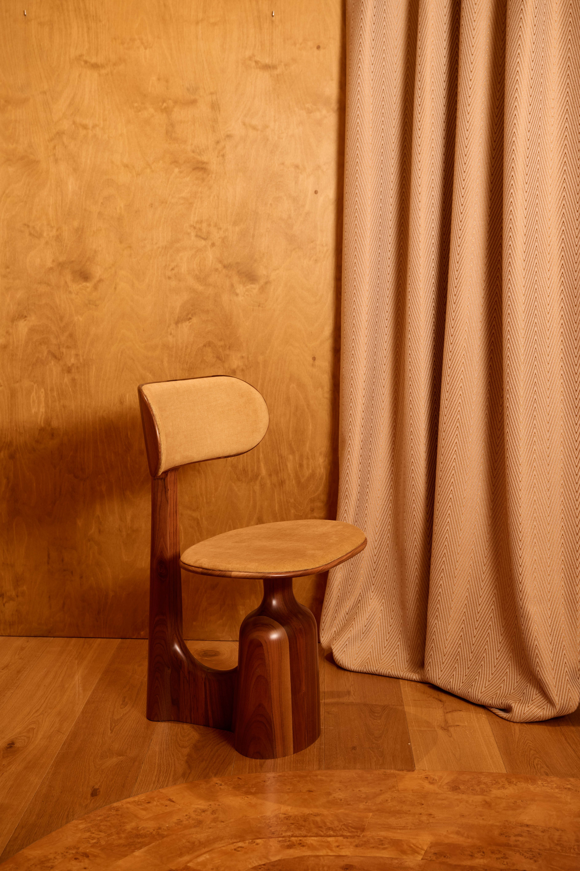 Rideau 3244-03 OUD col. Cuivre, “Drop Chair” Galerie Gosserez 0324-46 NABAB col. Gentiane.