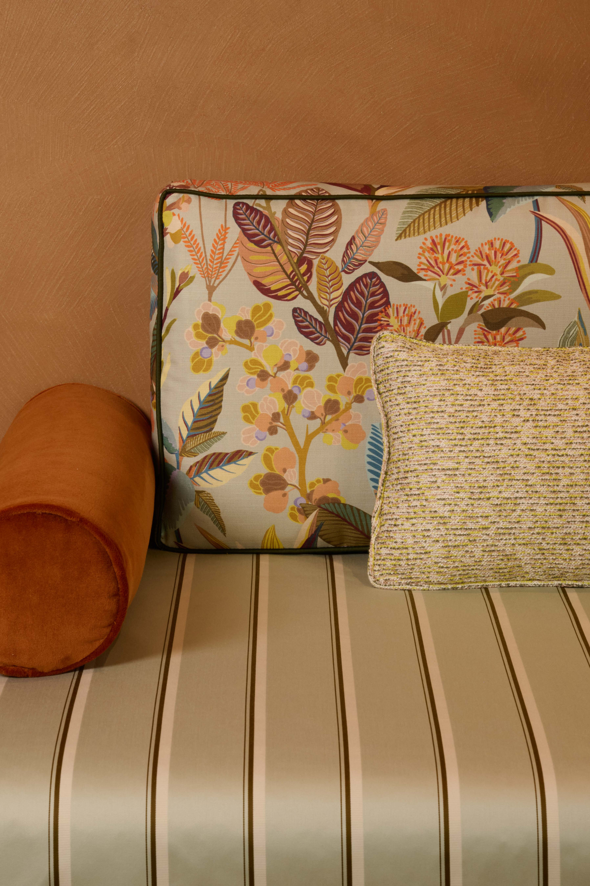 Coussins 3246-02 L’OASIS col. Céladon, 3249-01 SORGHO col. Bergamotte, 0324-45 NABAB col. Alezan, 3251-08 ACACIA col. Céladon.