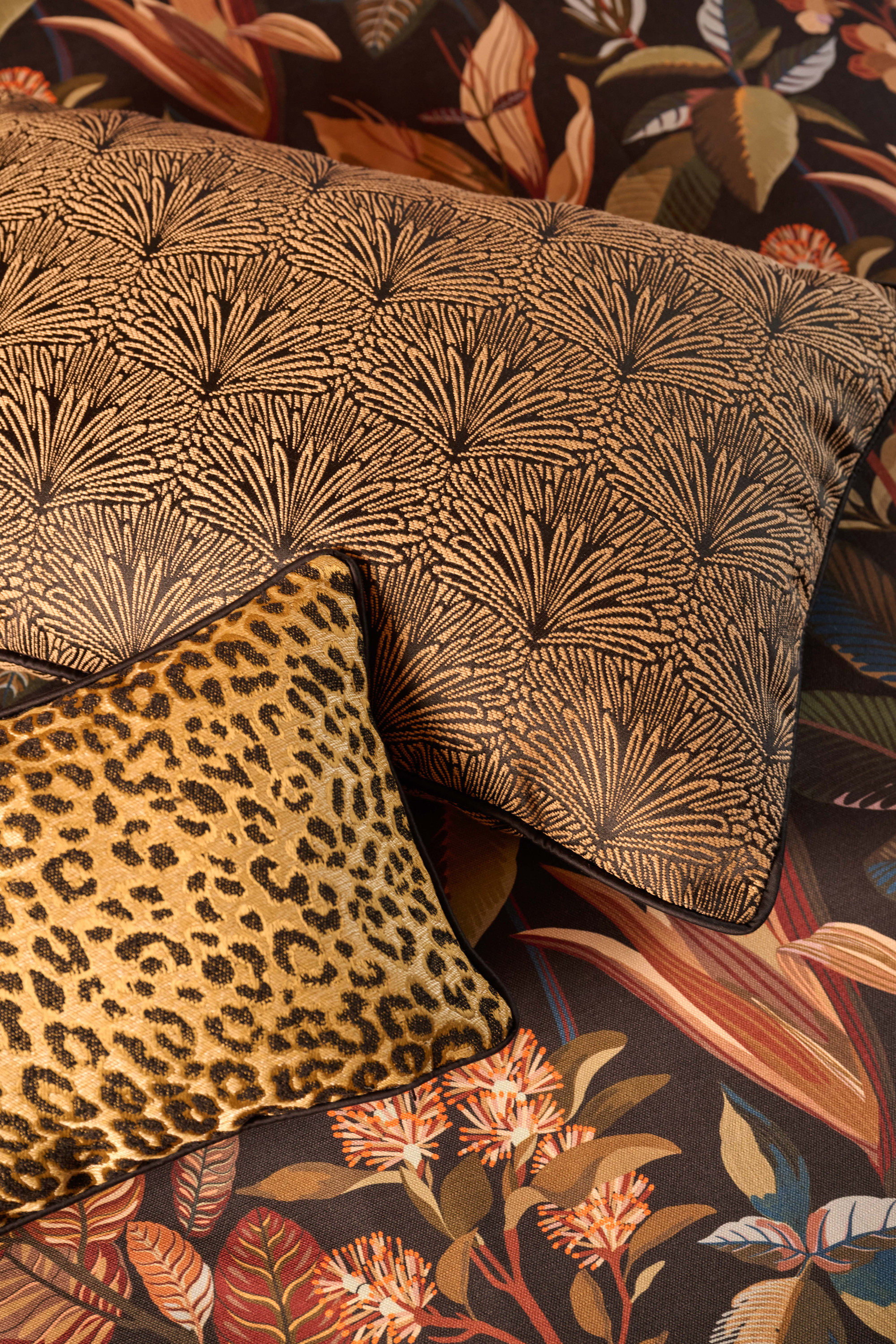 Coussins 3247-04 DATTIER col. Écorce, 3248-05 FÉLINE col. Boisé, Couvre-lit 3246-03 L’OASIS col. Écorce.