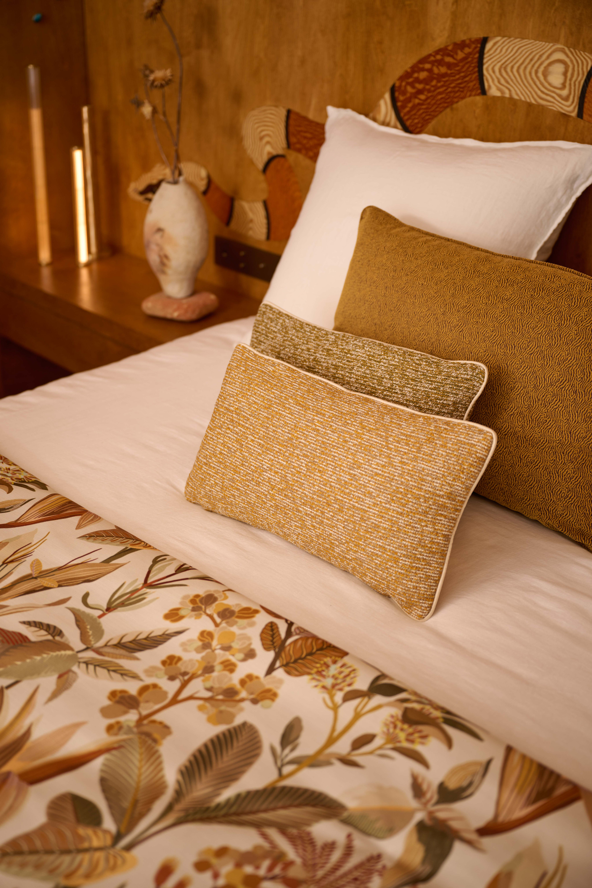 Coussins 3242-03 SUKKARI col. Mordoré, 3249-13 SORGHO col. Bronze, 3249-12 SORGHO col. Ocre, Couvre-lit 3246-01 L’OASIS col. Naturel.
