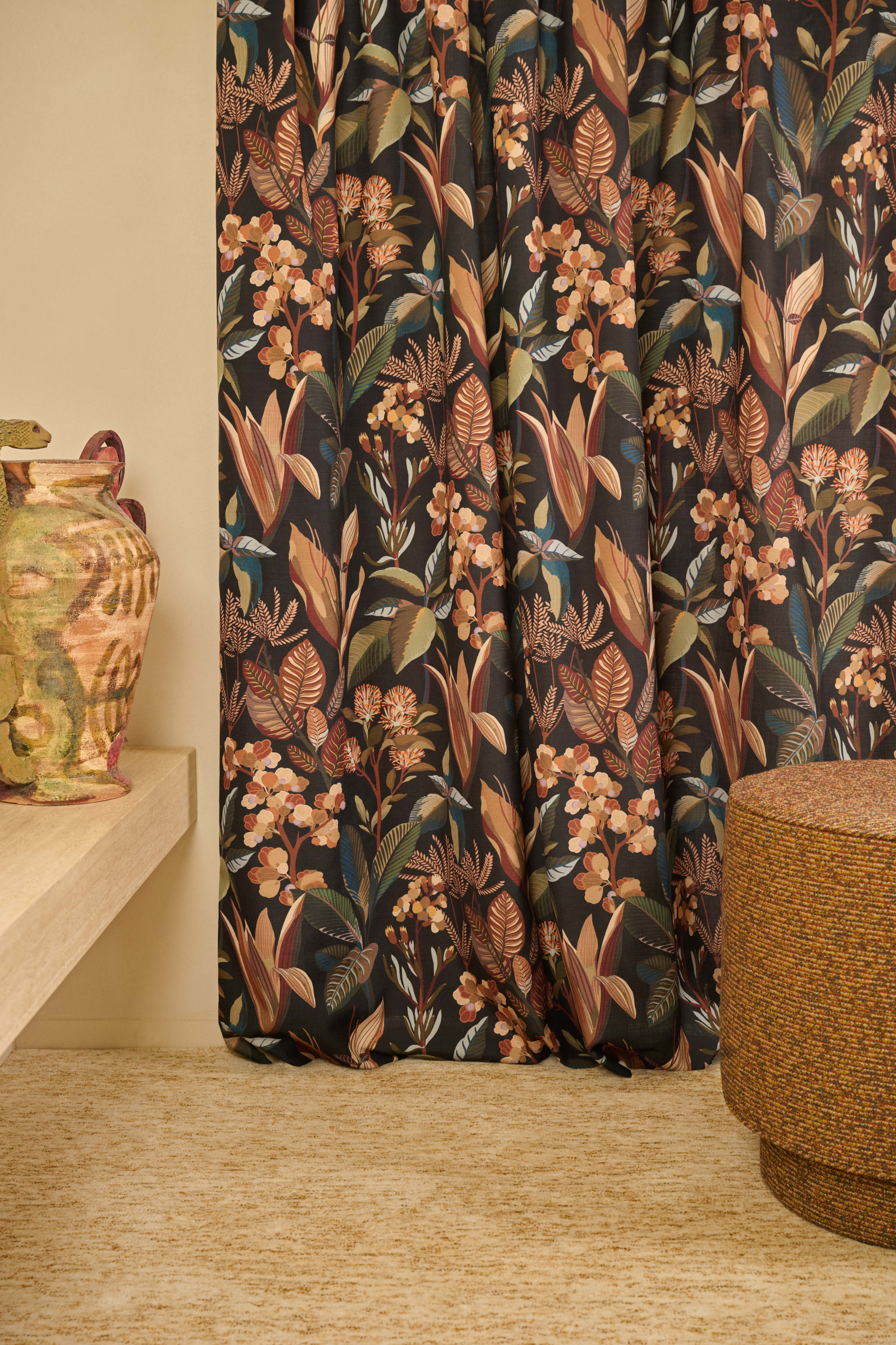 Rideau 3246-03 L’OASIS col. Écorce, Repose-pieds Duvivier Canapés 3249-05 SORGHO col. Épices, Tapis 6608-01 HAMADA col. Calcaire.