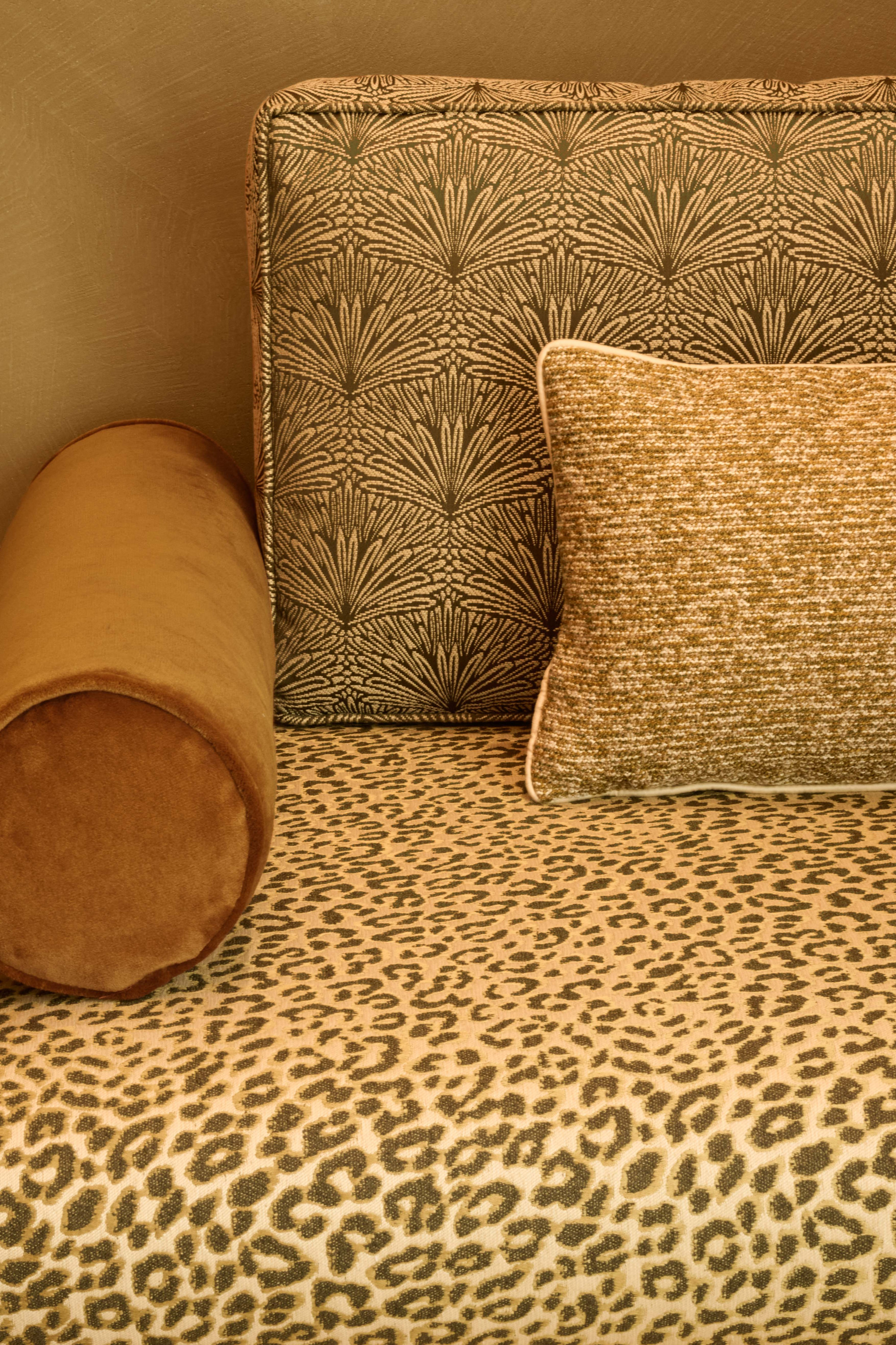 Coussins 3247-05 DATTIER col. Kaki, 3249-13 SORGHO col. Bronze, 0324-44 NABAB col. Moka, 3248-04 FÉLINE col. Bronze.