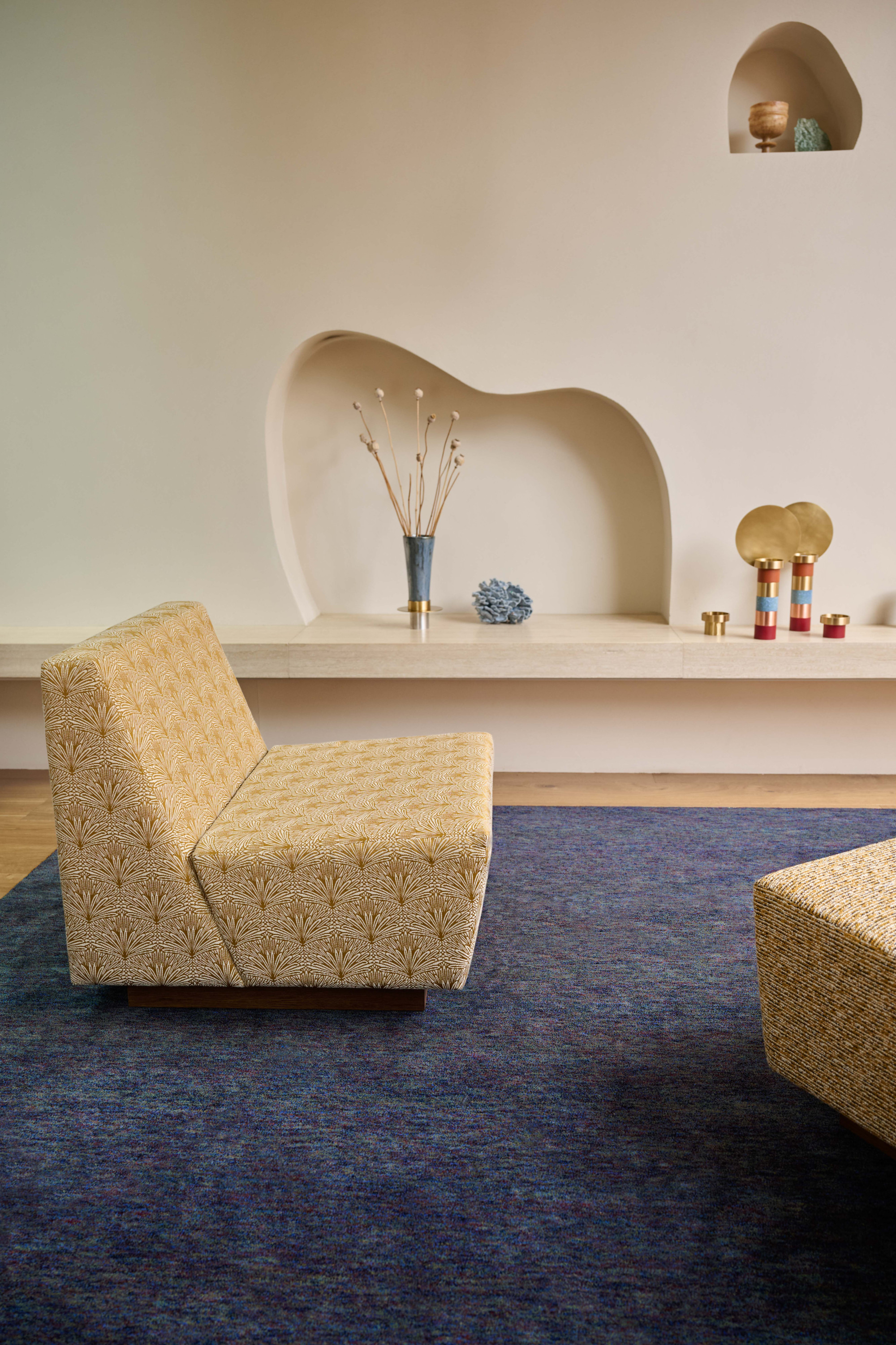 Fauteuils Duvivier Canapés 3247-02 DATTIER col. Mordoré, 3249-11 SORGHO col. Curcuma, Tapis 6608-02 HAMADA col. Basalte.