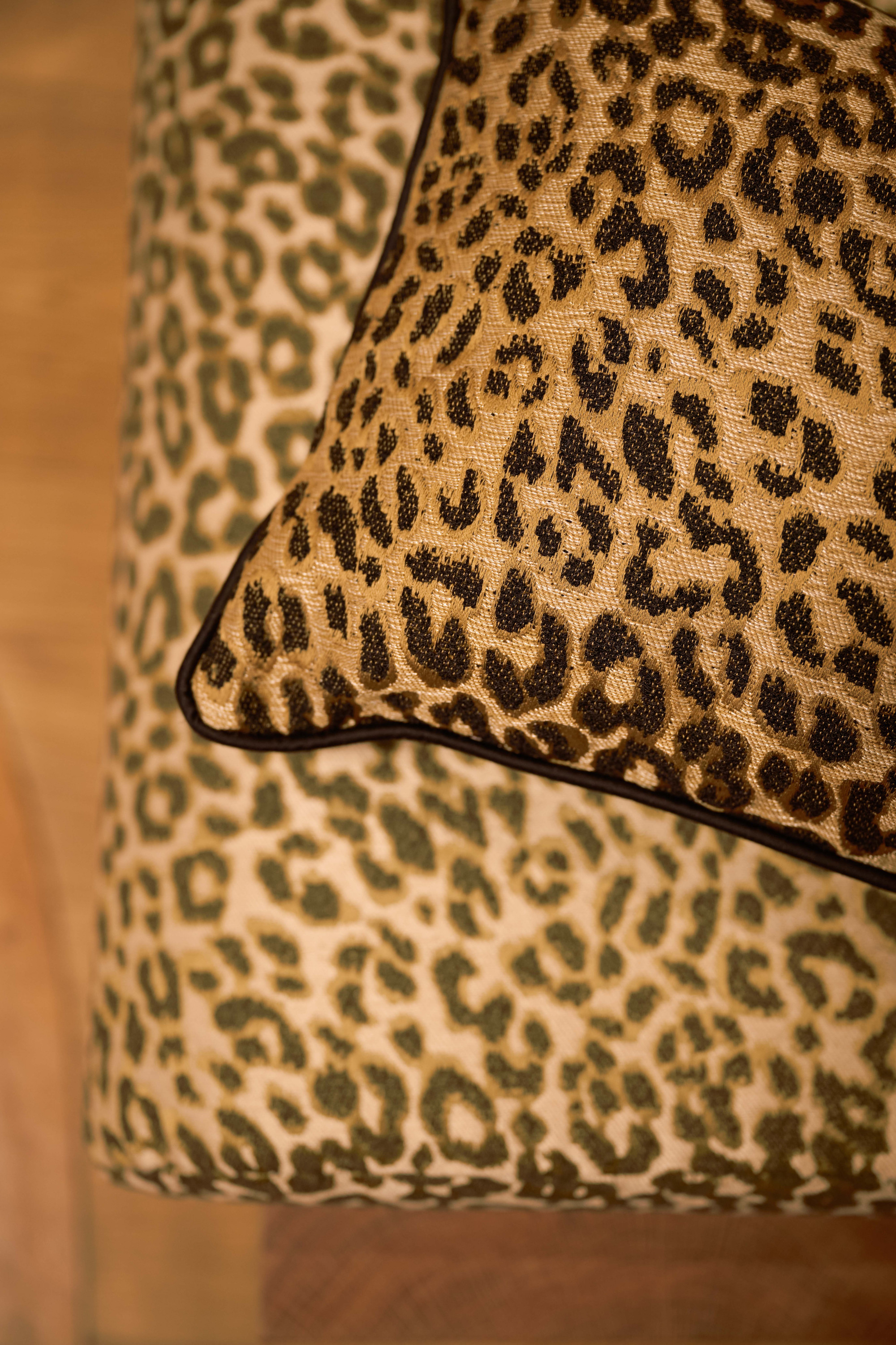 Coussins 3248-05 FÉLINE col. Boisé, 3248-04 FÉLINE col. Bronze.