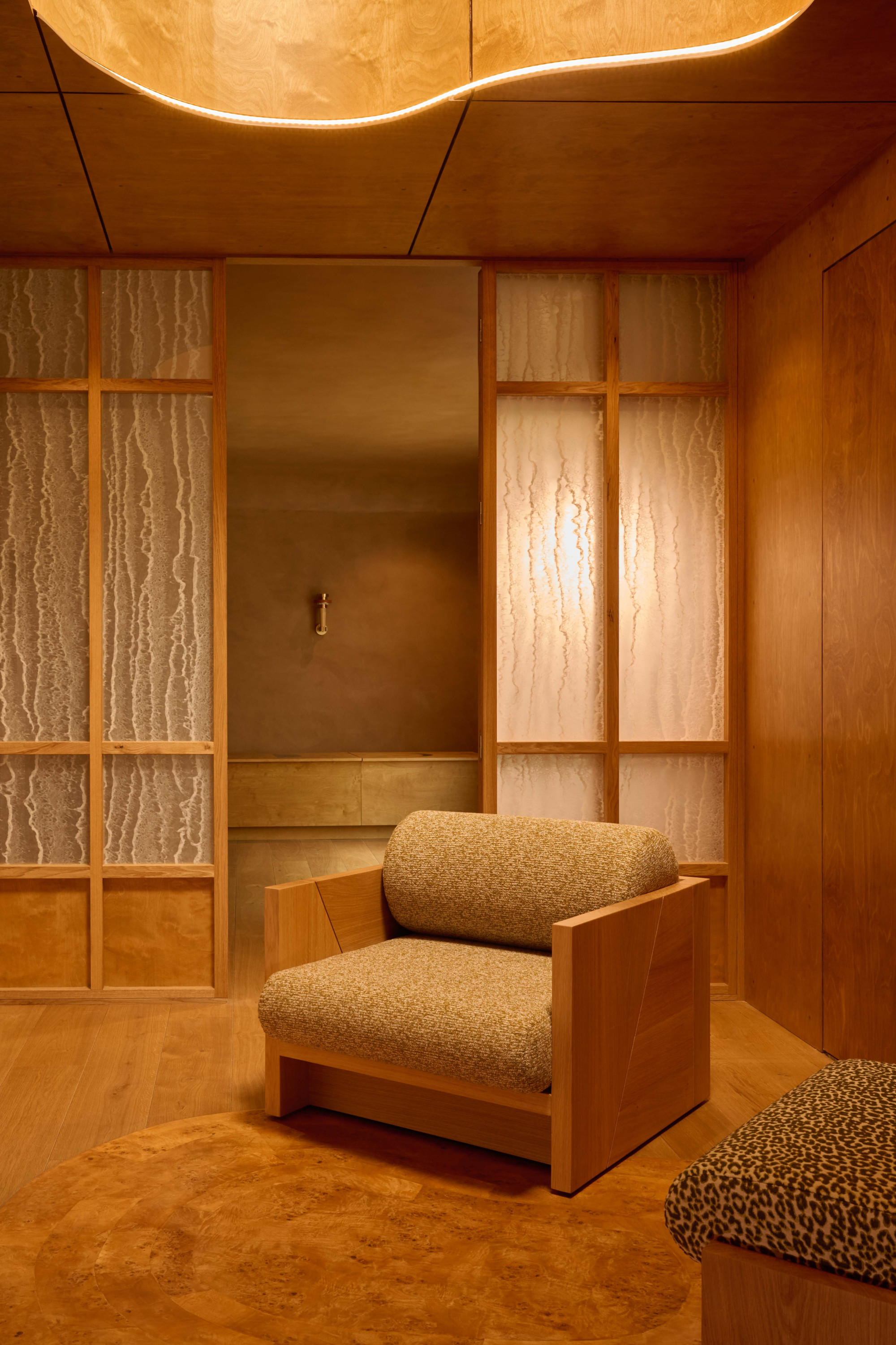 Fauteuil Marmo Spirito 3249-13 SORGHO col. Bronze, Ottoman Marmo Spirito 3248-04 FÉLINE col. Bronze.