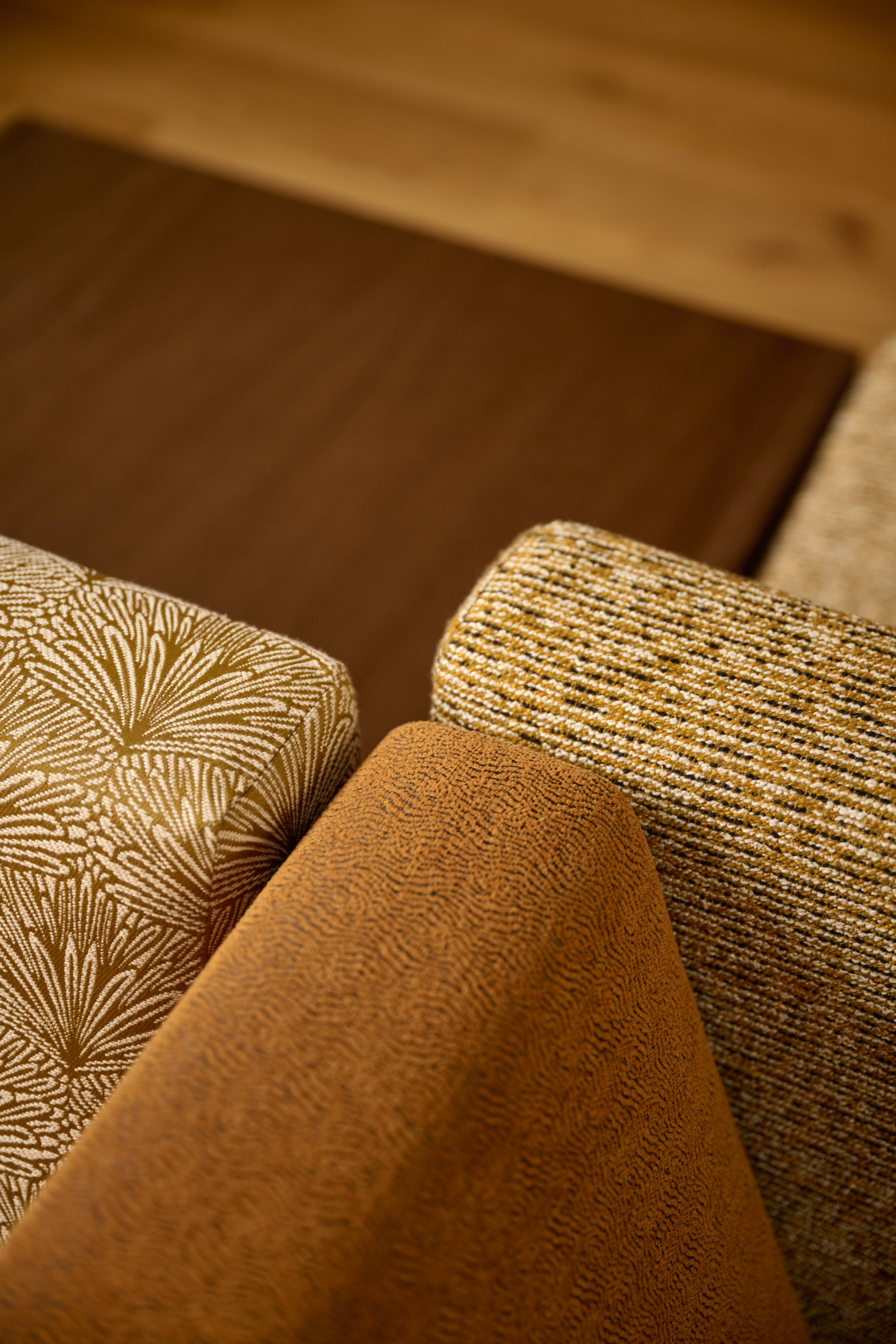 Fauteuils Duvivier Canapés 3247-02 DATTIER col. Mordoré, 3242-03 SUKKARI col. Curry, 3249-11 SORGHO col. Curcuma.