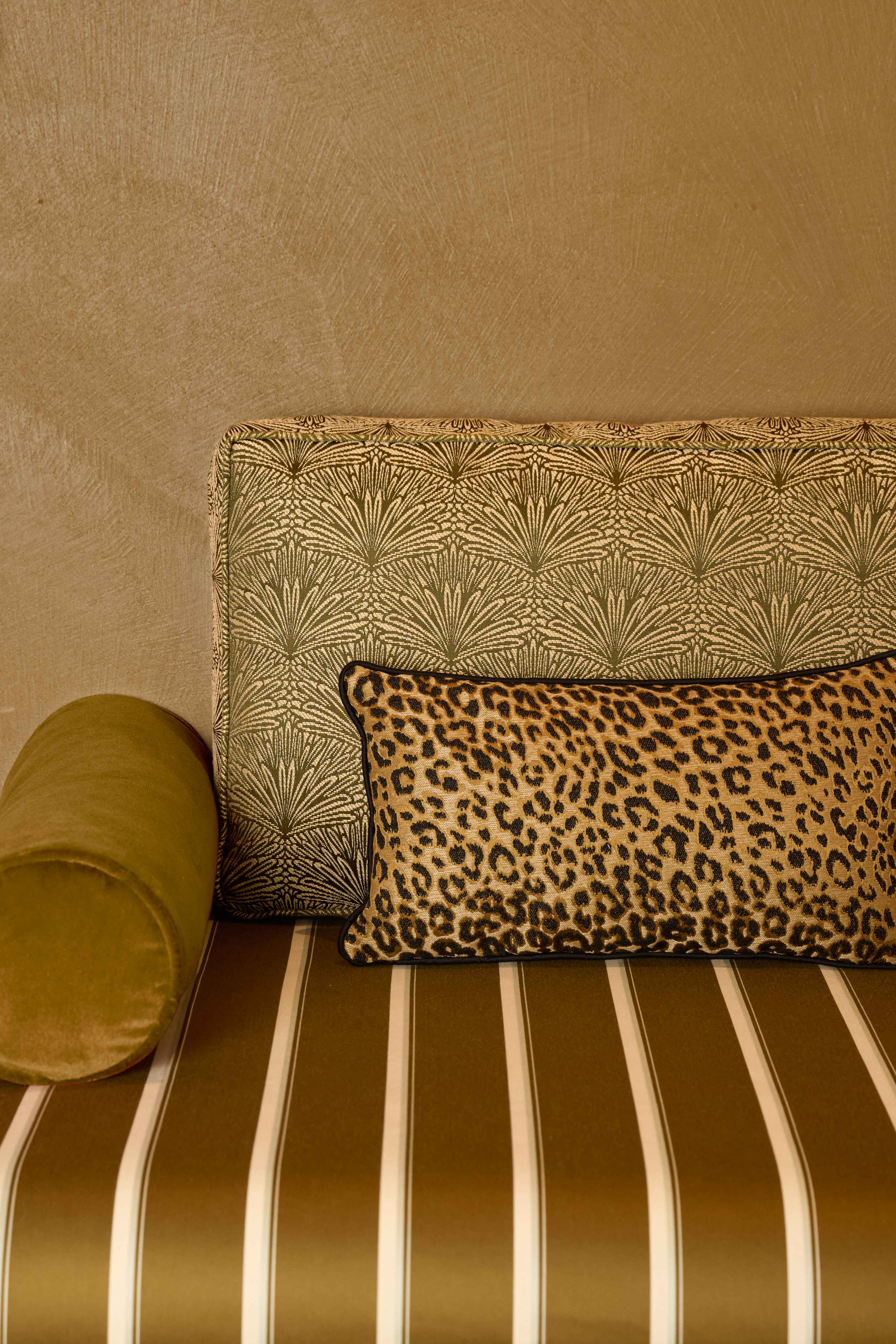 Coussins 3247-05 DATTIER col. Kaki, 3248-05 FÉLINE col. Boisé, 0324-22 NABAB col. Écaille, 3251-06 ACACIA col. Gentiane.