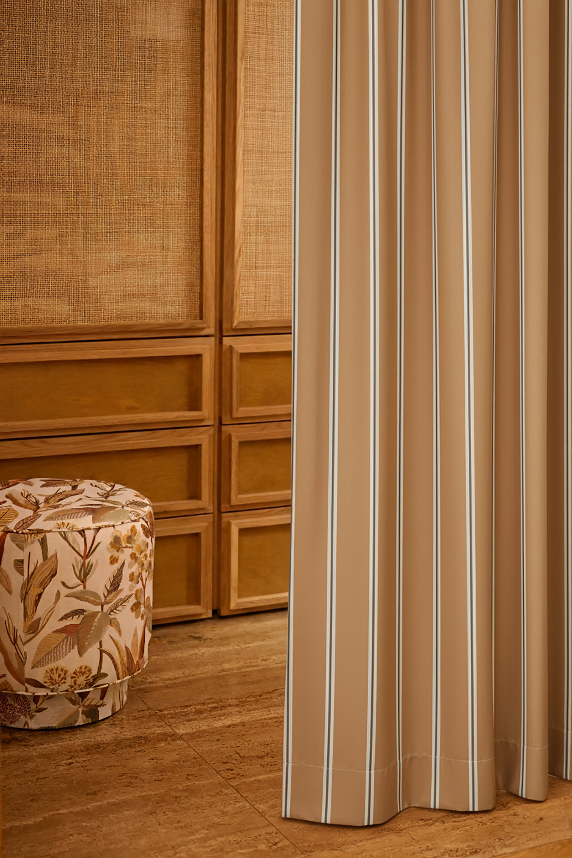 Repose-pieds Duvivier Canapés 3246-01 L’OASIS col. Naturel, Rideau 3251-04 ACACIA col. Gazelle.