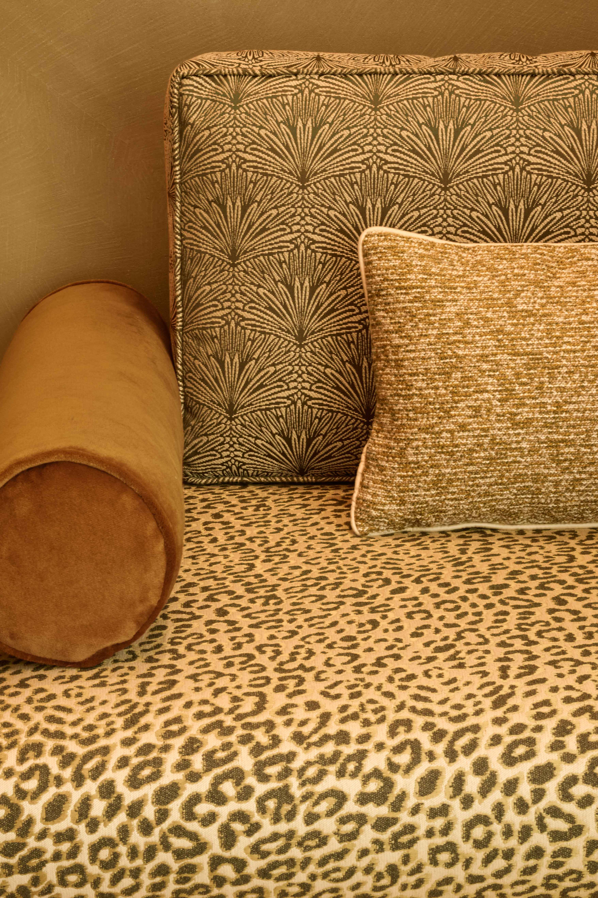 Coussins 3247-05 DATTIER col. Kaki, 3249-13 SORGHO col. Bronze, 0324-44 NABAB col. Moka, 3248-04 FÉLINE col. Bronze.